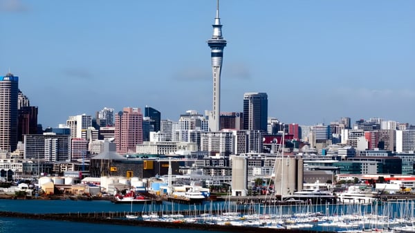 Blick auf die lebhafte Stadtlandschaft mit Hafen und Hochhäusern in der Nähe von Northcote College.