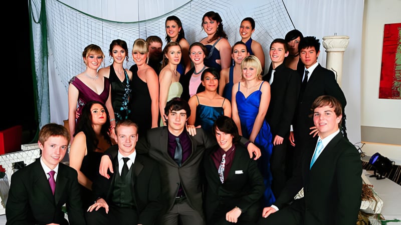 Eine Gruppe formell gekleideter Schülerinnen und Schüler auf einer Veranstaltung am Northcote College.