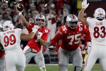 Fußballspieler der Northeastern Wisconsin Lutheran High School feiern auf dem Spielfeld vor der jubelnden Menge.