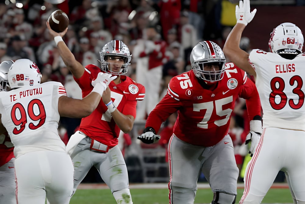Fußballspieler der Northeastern Wisconsin Lutheran High School feiern auf dem Spielfeld vor der jubelnden Menge.