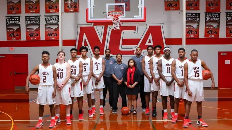Schülerinnen der Northside Christian Academy posieren auf dem Basketballfeld mit NCAA-Branding im Hintergrund.