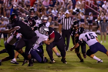 Schüler der Northside Christian Academy spielen auf dem Fußballfeld vor einer großen Zuschauermenge.