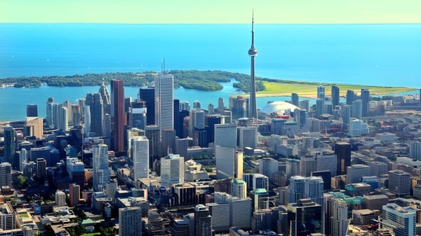 Blick auf die urbane Skyline mit hohen Wolkenkratzern und Fernsehturm vom Campus der Northview Heights Secondary School.