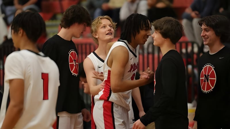 Schüler der Northview High School spielen gemeinsam ein Basketballspiel auf dem Sportplatz.