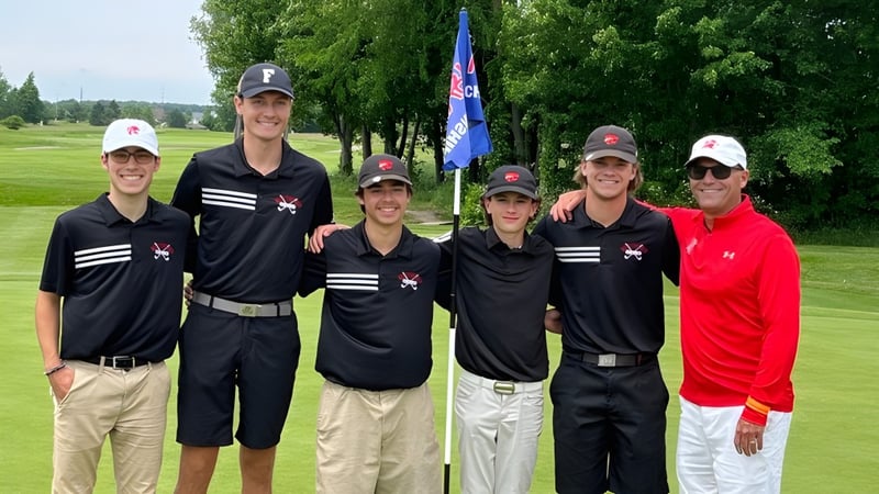 Eine Gruppe Schülerinnen und Schüler der Northview High School steht gemeinsam auf dem Golfplatz umgeben von grünen Bäumen.