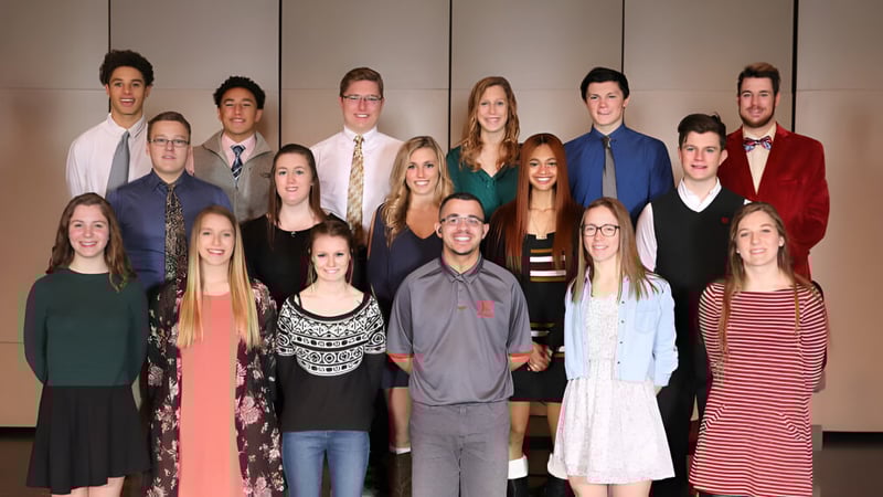 Eine Gruppe von Schülern der Northview High School posiert gemeinsam vor einem schlichten Hintergrund.