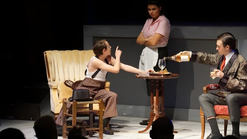 Theatergruppe der Northwest Catholic High School führt eine Szene mit Kostümen aus einer früheren Epoche auf.