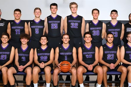 Die Basketballmannschaft der Northwest Christian High School posiert gemeinsam in der Sporthalle in lila-schwarzen Trikots.