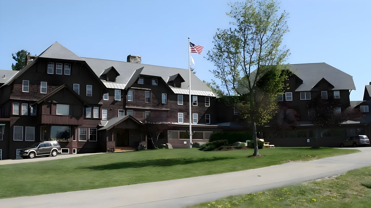 Mehrere mehrstöckige Backsteingebäude mit gepflegtem Grün und Rasen vor den Gebäuden auf dem Campus der Northwood School.