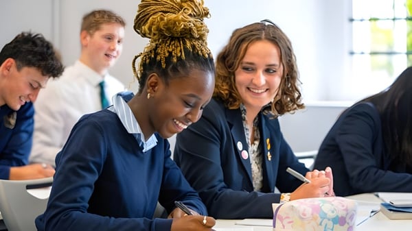 Eine Gruppe Schüler arbeitet gemeinsam an Tischen im Klassenraum der Norwich School.