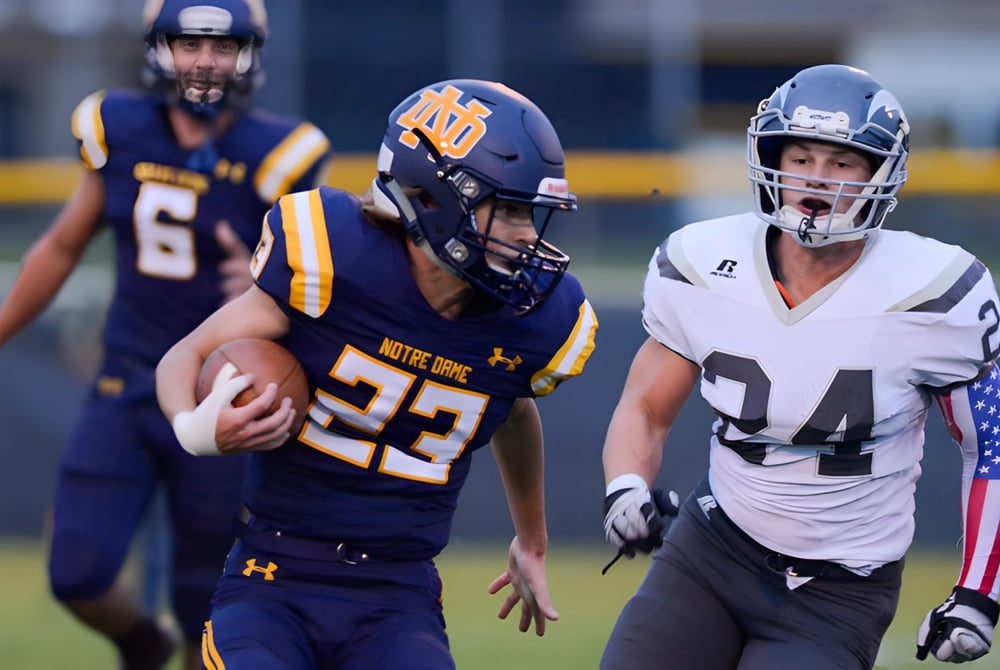 Zwei Footballspieler der Notre Dame High School stehen sich auf dem Spielfeld gegenüber.