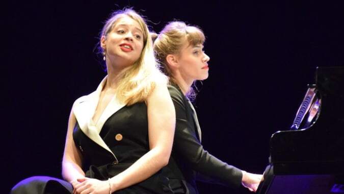 Zwei Frauen mit blonden Haaren treten auf der Bühne der Notre Dame Saint Joseph auf.