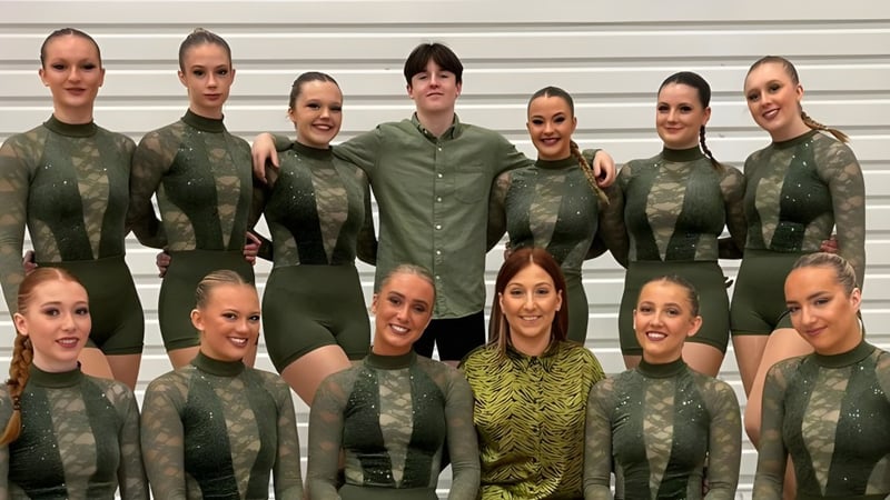 Frauen in militärischen Uniformen stehen in einer Linie auf dem Gelände des Oak Leaf Studio.