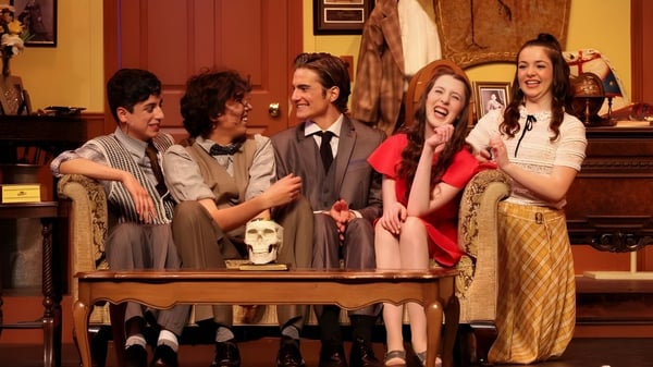 Eine Gruppe von Schülerinnen und Schülern der Oaks Christian School unterhält sich in einem gemütlichen Raum mit Vintage-Dekorationen.