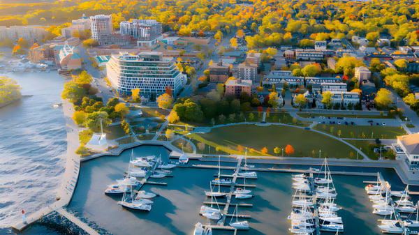 Blick auf den Hafen und die herbstliche Küstenstadt nahe der Oakville Trafalgar High School.