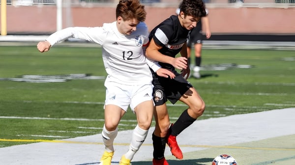 Zwei Schülerinnen spielen ein Fußballspiel auf dem Sportplatz des Oatlands College.