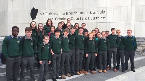 Schüler des O’Carolan College stehen vor dem Gebäude der Criminal Courts of Justice.