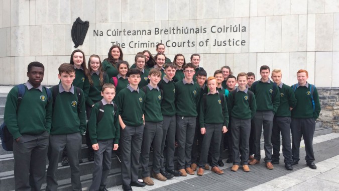Eine Gruppe Schülerinnen und Schüler des O’Carolan College steht vor dem Gebäude der Criminal Courts of Justice.