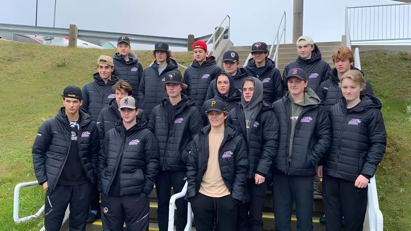 Eine Gruppe von Schülern der O'Donel High School steht mit schwarzen Jacken und Mützen vor einem Stadion.