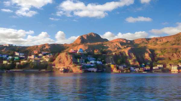 Blick auf die malerische Landschaft mit bunten Gebäuden und roten Felsen nahe der O'Donel High School.