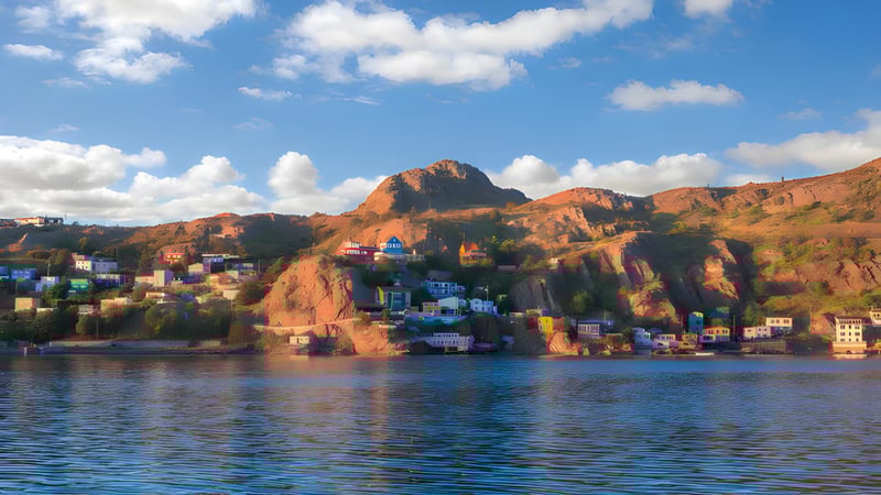 Blick auf die malerische Landschaft mit bunten Gebäuden und roten Felsen nahe der O'Donel High School.
