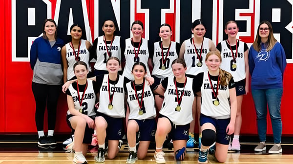 Eine Gruppe junger Basketballspielerinnen posiert in der Sporthalle auf dem Campus der Ohpaho Secondary School.