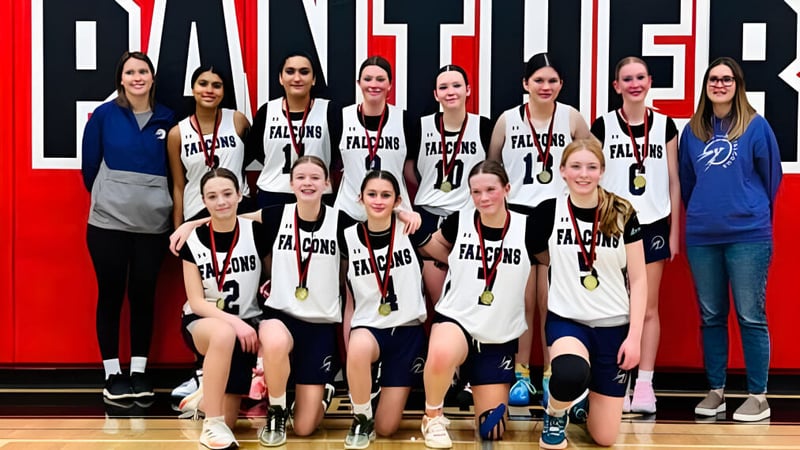 Eine Gruppe junger Basketballspielerinnen posiert in der Sporthalle auf dem Campus der Ohpaho Secondary School.