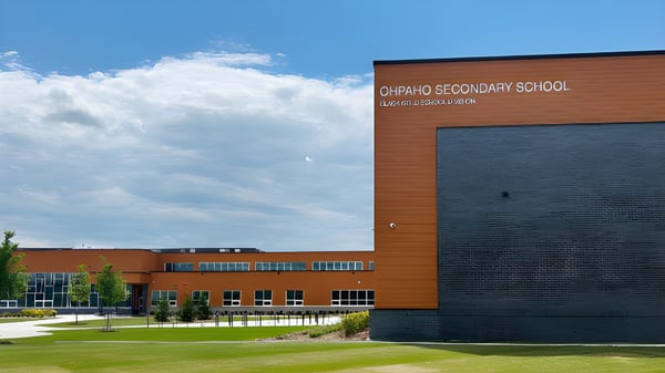 Das moderne Schulgebäude der Ohpaho Secondary School ist von einer gepflegten Grünanlage umgeben.