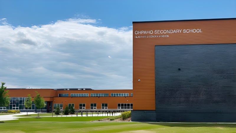 Das moderne Schulgebäude der Ohpaho Secondary School ist von einer gepflegten Grünanlage umgeben.