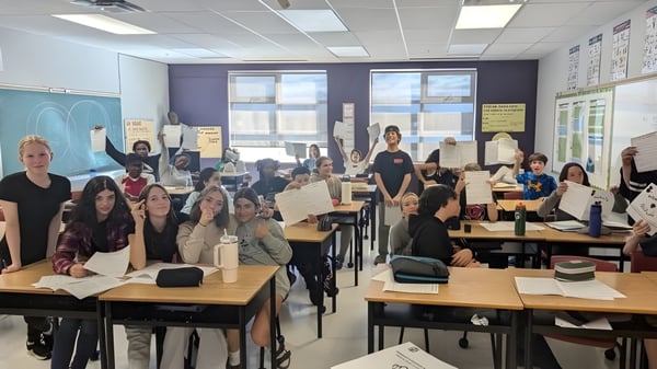 Ein voller Klassenraum mit Schülerinnen und Schülern auf dem Campus der École secondaire publique Omer-Deslauriers.
