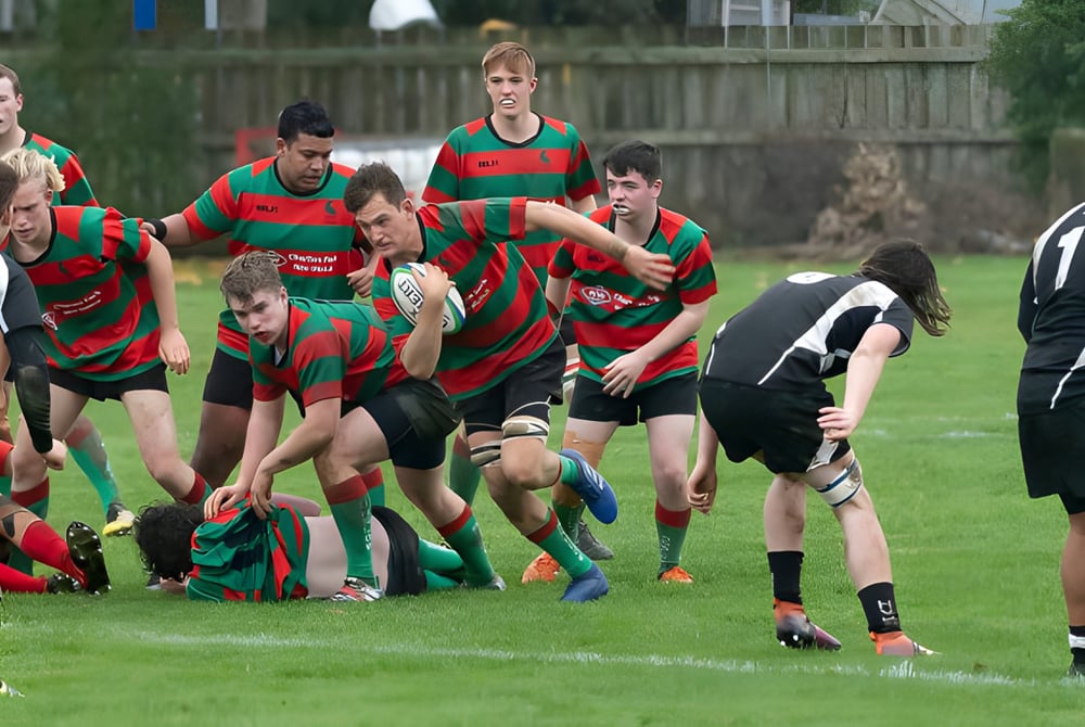 Eine Gruppe von Rugby-Spielern im Scrum auf dem Sportplatz des Onslow College.