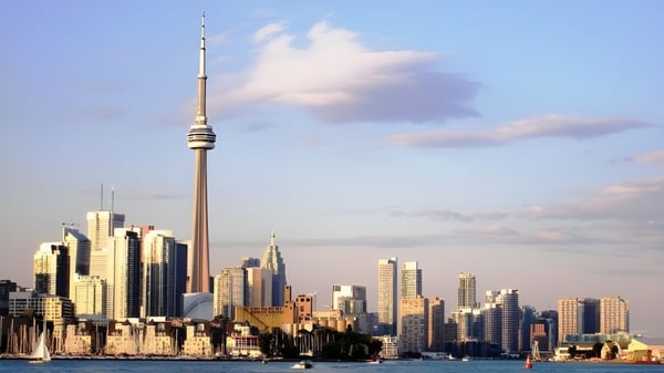 Die Skyline der Stadt mit Wolkenkratzern und Wasser im Vordergrund vor der Ontario Hockey Academy.