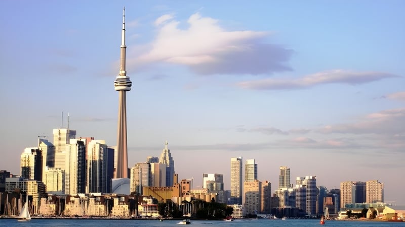 Die Skyline der Stadt mit Wolkenkratzern und Wasser im Vordergrund vor der Ontario Hockey Academy.