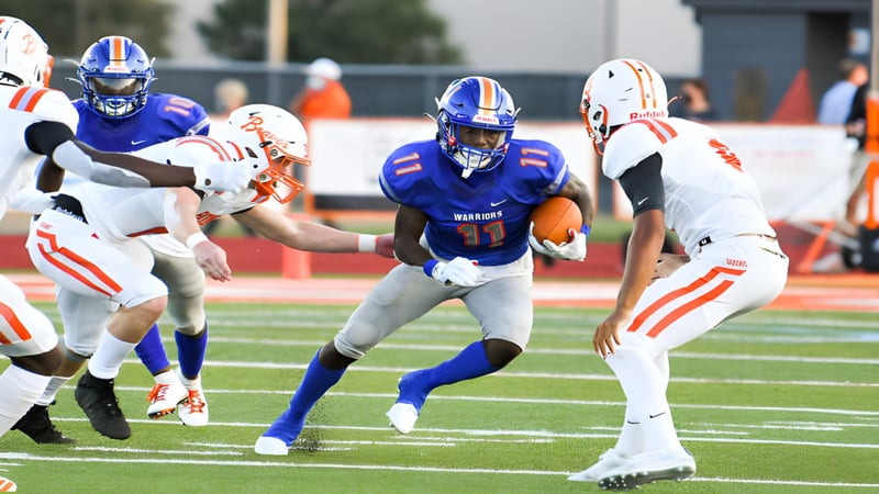 Schüler spielen ein Footballspiel auf dem Spielfeld der Orange County Public Schools.
