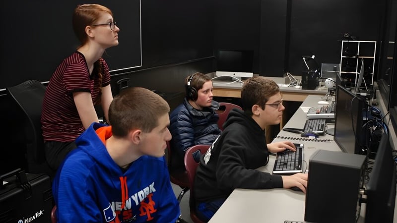 Schüler der Orangeville District Secondary School arbeiten an Computern in einem Klassenraum.