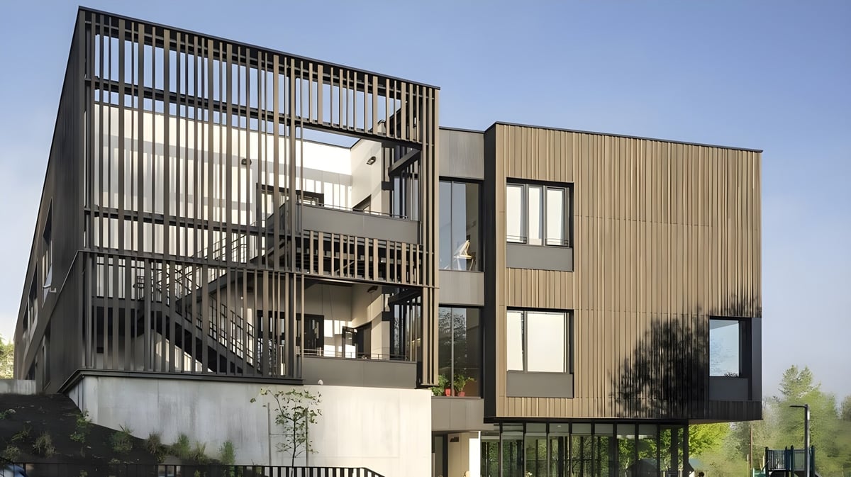 Das moderne mehrstöckige Gebäude der Oregon Episcopal School ist umgeben von Grünflächen.