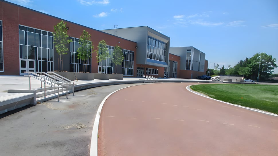 Das moderne mehrstöckige Gebäude der Orillia Secondary School mit einem geschwungenen Weg und gepflegtem Rasen.