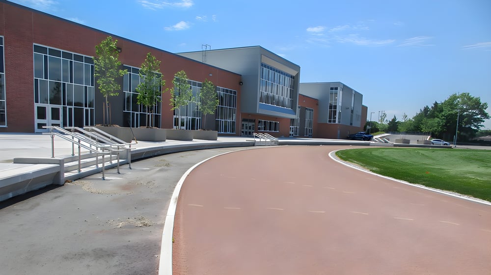 Das moderne mehrstöckige Gebäude der Orillia Secondary School mit einem geschwungenen Weg und gepflegtem Rasen.