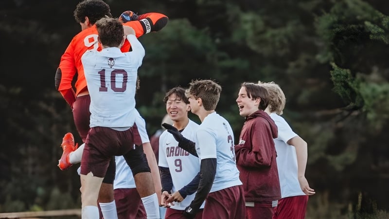 Eine Gruppe Schülerinnen und Schüler der Orono High School versammelt sich im Freien vor Bäumen und Grünflächen.