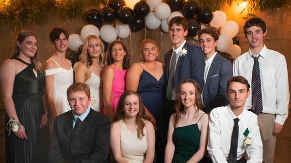 Eine Gruppe von Schülerinnen und Schülern der Orroroo Area School posiert vor festlicher Dekoration bei einer Feier.