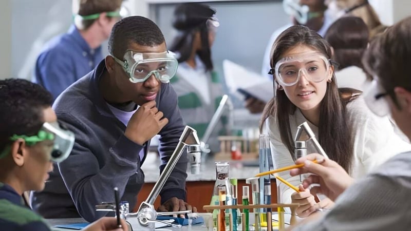 Schüler der Osgoode Township High School führen ein Experiment im Labor mit Schutzbrillen durch.