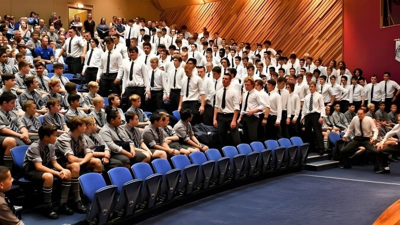 Eine Gruppe Schüler sitzt auf blauen Stühlen in einem Raum mit Holzvertäfelung auf dem Campus der Otago Boys' High School.