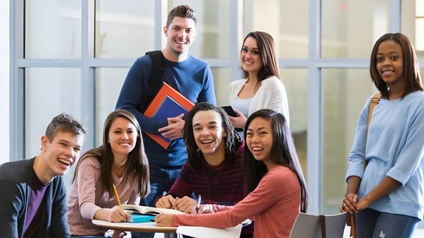 Eine Gruppe von Schülerinnen und Schülern steht im modernen Innenraum der Ottawa Technical Secondary School und unterhält sich.