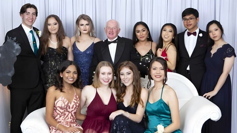 Eine Gruppe gut gekleideter Personen posiert für ein formelles Gruppenfoto am Otumoetai College.