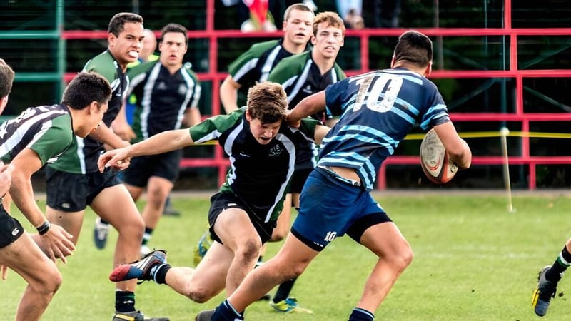 Schüler des Otumoetai College spielen ein intensives Rugby-Match auf einem mit Zaun umgebenen Spielfeld.