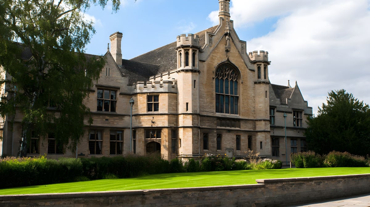 Das mittelalterlich anmutende Schloss der Oundle School steht umgeben von grüner Landschaft und gepflegtem Rasen.