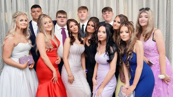 Eine Gruppe Schülerinnen und Schüler des Our Lady Catholic College posiert zusammen vor einem Vorhang.