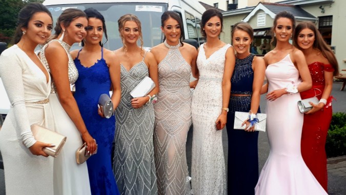 Eine Gruppe elegant gekleideter Schülerinnen posiert vor einem Gebäude auf dem Campus der Our Lady´s Bower Secondary School bei einer offiziellen Veranstaltung.