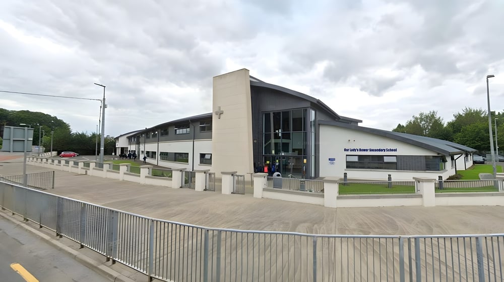 Das moderne, mehrstöckige Gebäude der Our Lady´s Bower Secondary School mit gebogenem Dach und Glaswänden.