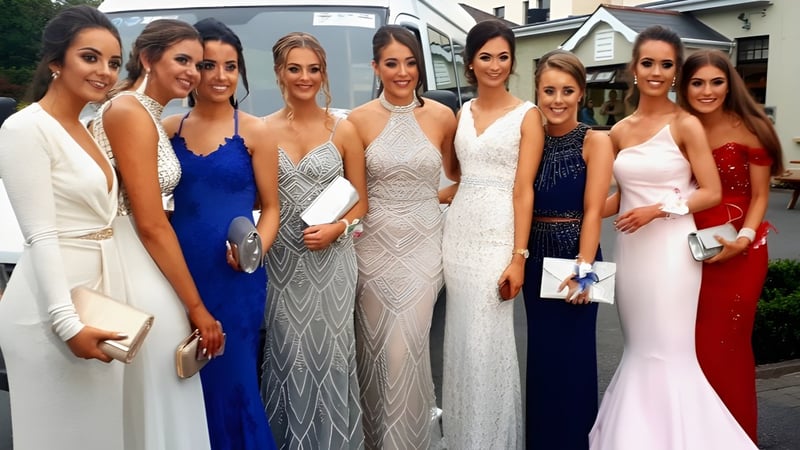 Eine Gruppe elegant gekleideter Schülerinnen steht gemeinsam vor einem Gebäude auf dem Gelände der Our Lady´s Bower Secondary School.